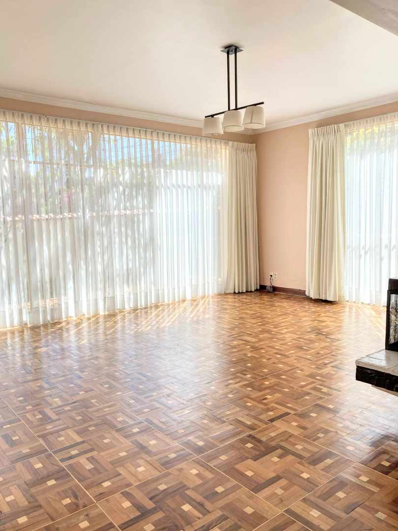 Casa en Calacoto en La Paz 4 dormitorios 3 baños 4 parqueos Foto 3