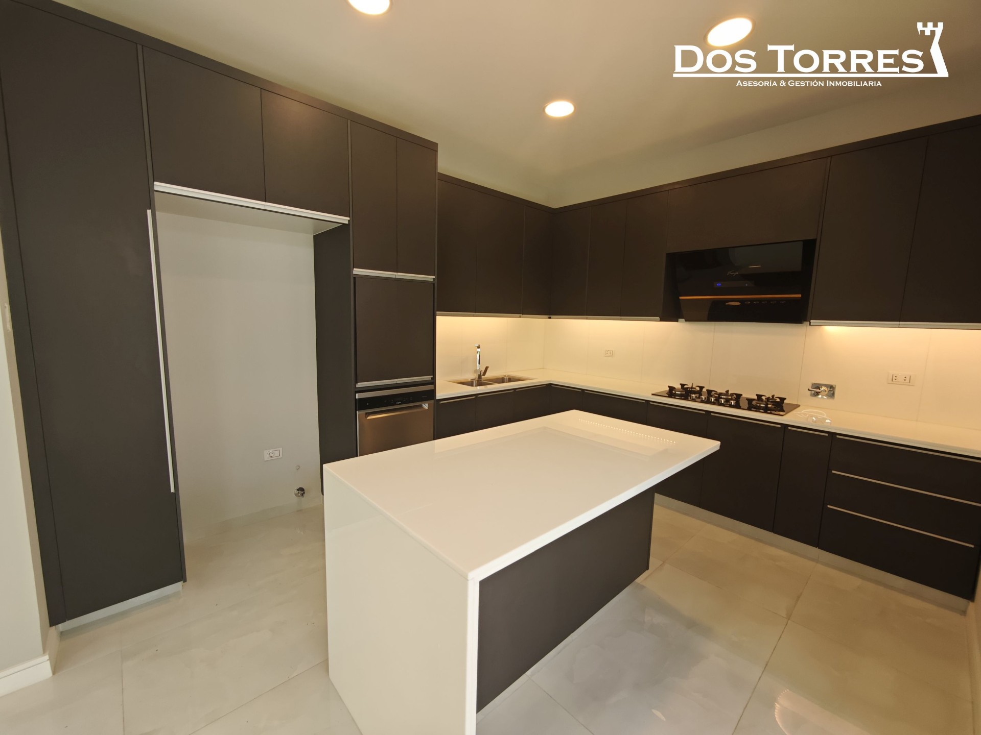 Casa en Tiquipaya en Cochabamba 3 dormitorios 3 baños 2 parqueos Foto 4