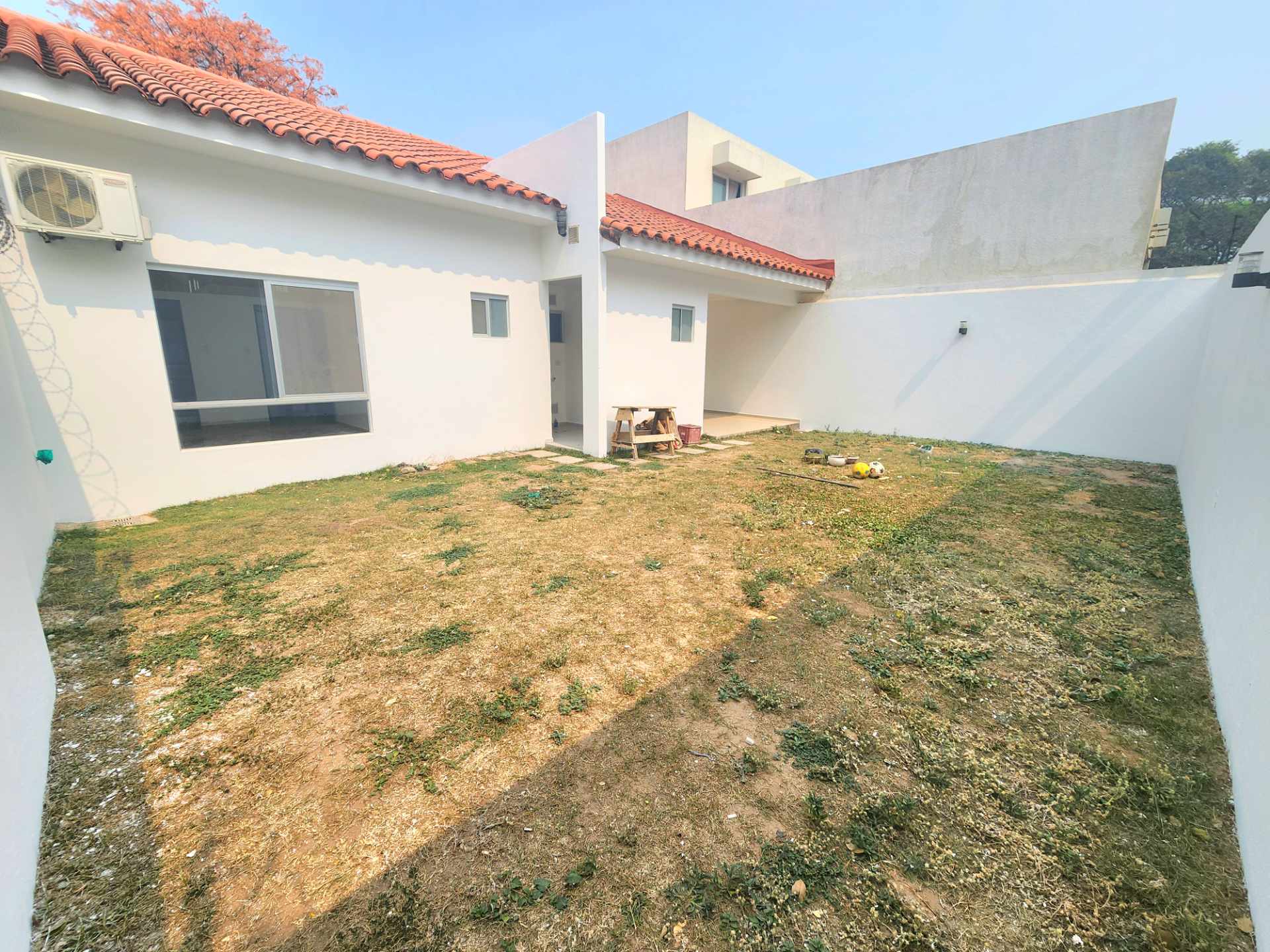 Casa en Entre 6to y 7mo anillo Oeste en Santa Cruz de la Sierra 3 dormitorios 2 baños 2 parqueos Foto 2