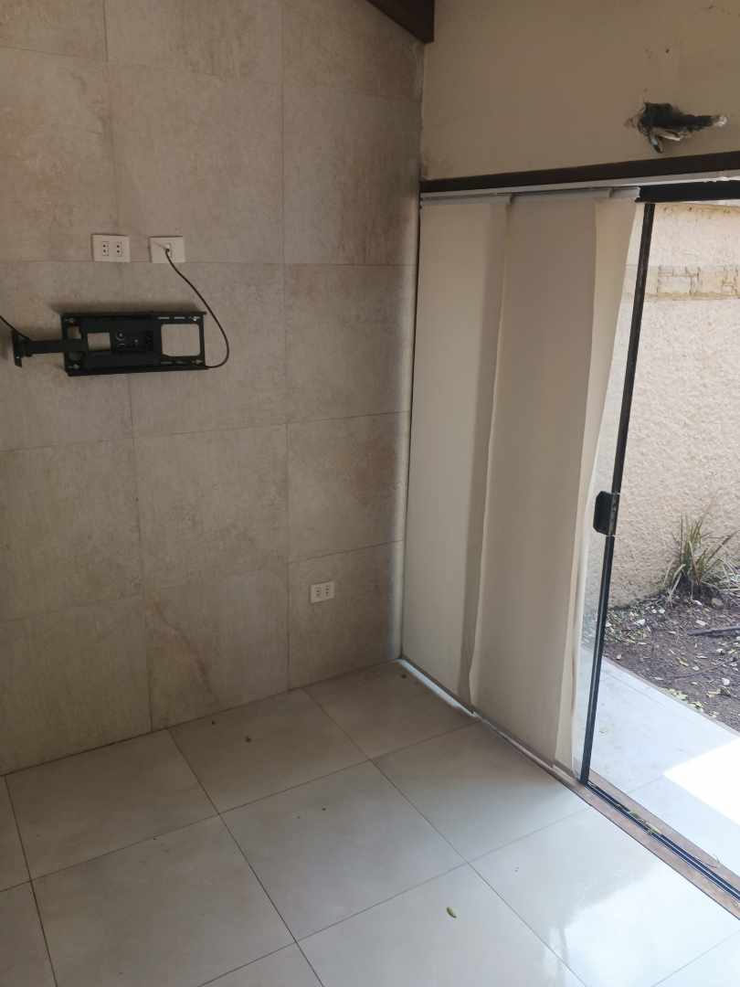 Casa en Entre 4to y 5to anillo Oeste en Santa Cruz de la Sierra 4 dormitorios 4 baños 2 parqueos Foto 5