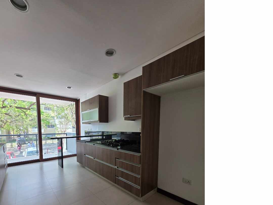 Departamento en AlquilerZona Norte 
6to. Anillo ( Av.Banzer y Beni)
Condominio Torres de  la Sierra 3 dormitorios 4 baños 1 parqueos Foto 2
