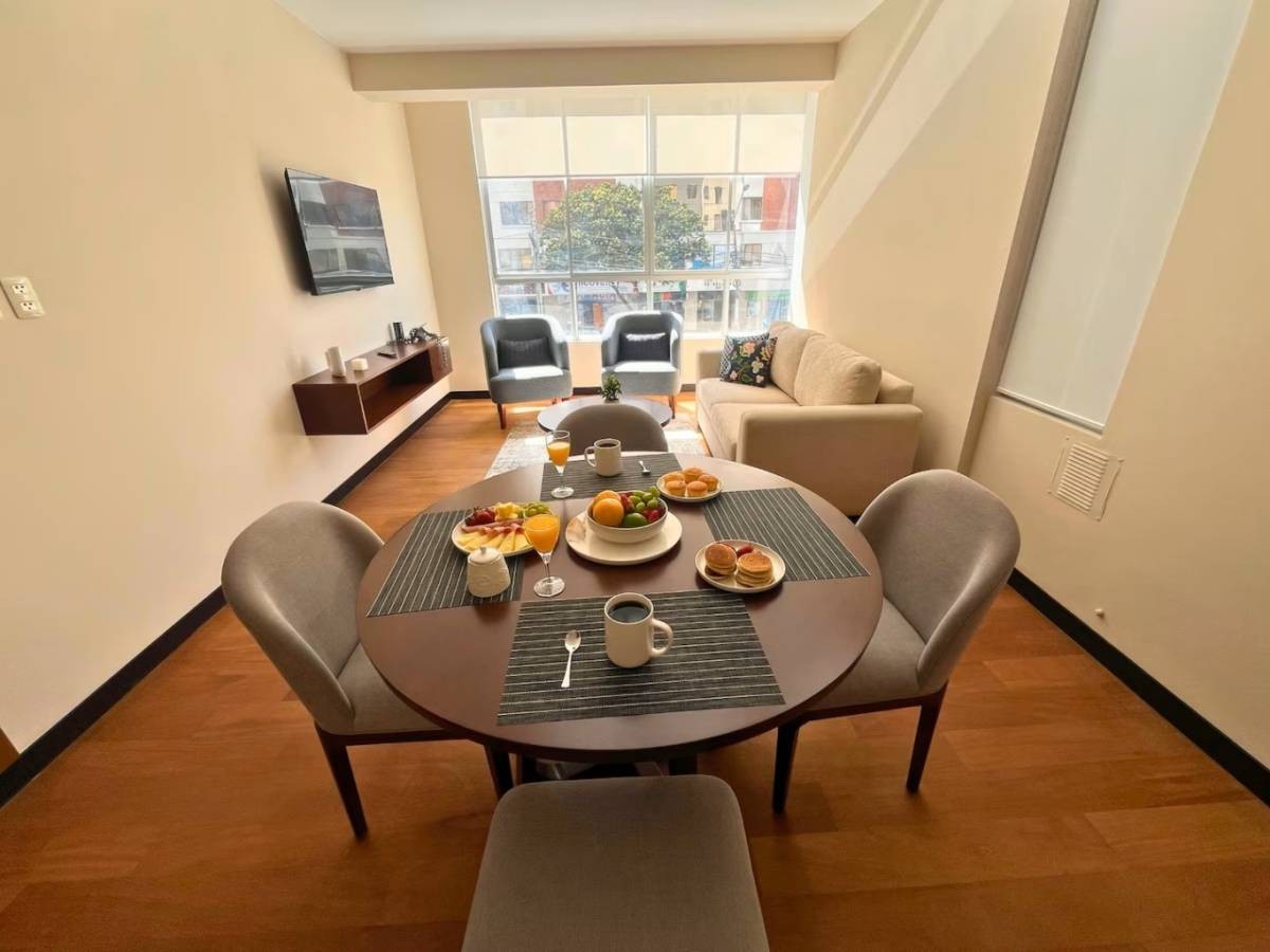 Departamento en Obrajes en La Paz 2 dormitorios 3 baños  Foto 4