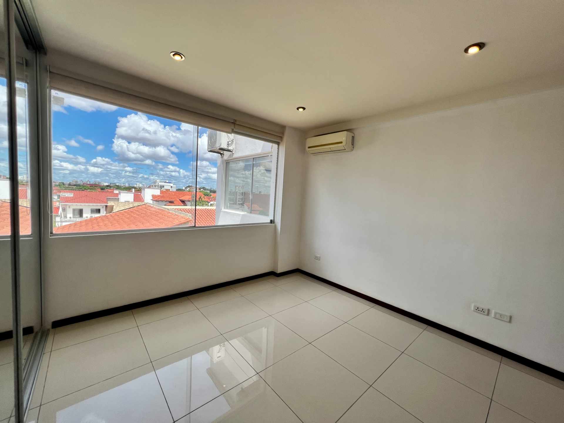 Departamento en AlquilerAv. Pirai 4° anillo 2 dormitorios 3 baños 1 parqueos Foto 5