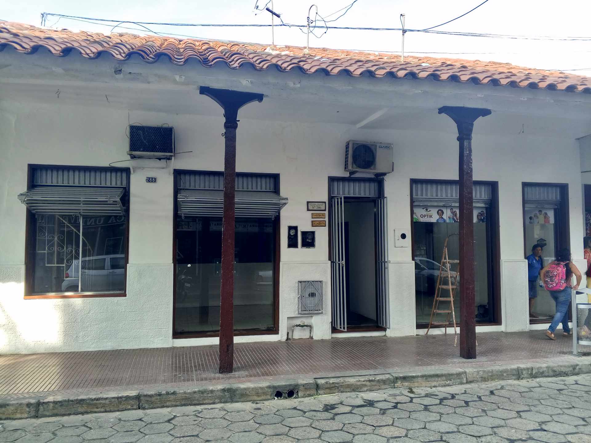 Local comercial LOCAL COMERCIAL EN ALQUILER PARA OFICINAS O NEGOCIO [CALLE LIBERTAD A 1 1/2 CUADRA DE LA PLAZA PRINCIPAL, ZONA CENTRO CON BASTANTE FLUJO DE MOVIMIENTO] Foto 1