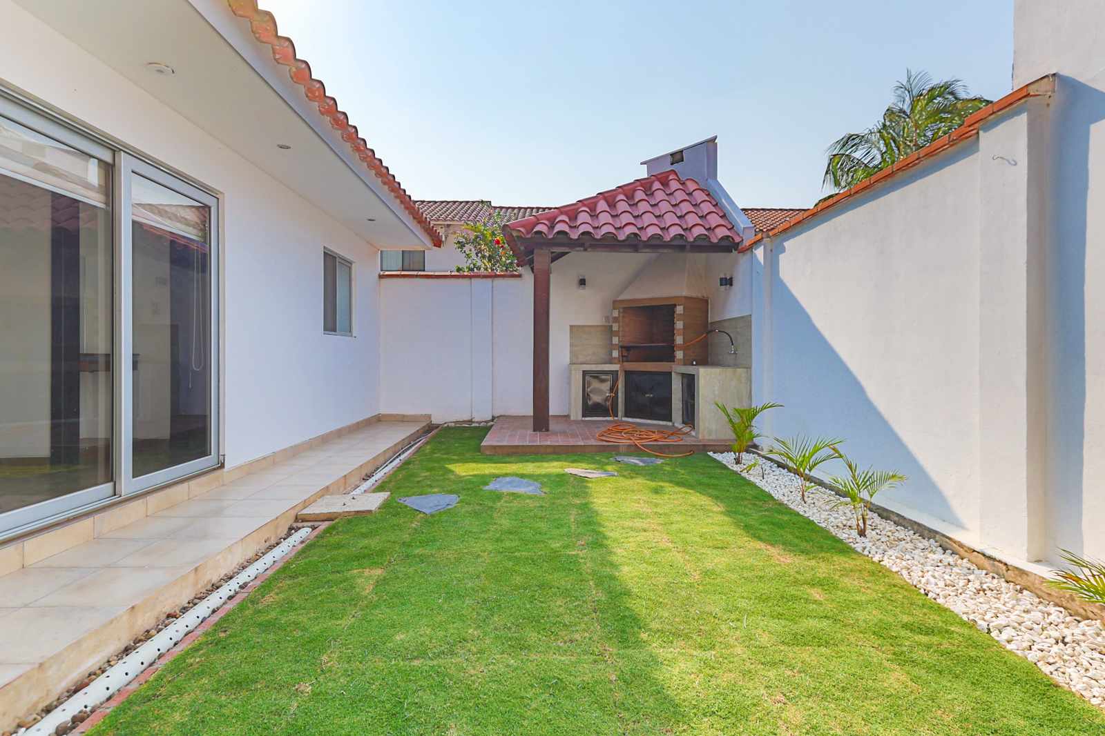 Casa en AlquilerZona Norte, 6to Anillo condominio Ciudad Jardin  4 dormitorios 4 baños 3 parqueos Foto 14