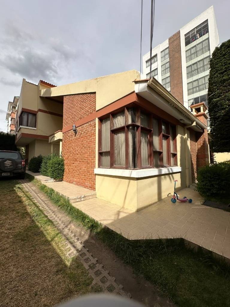 Casa en VentaACHUMANI, CALLE 35 4 dormitorios 5 baños 3 parqueos Foto 2