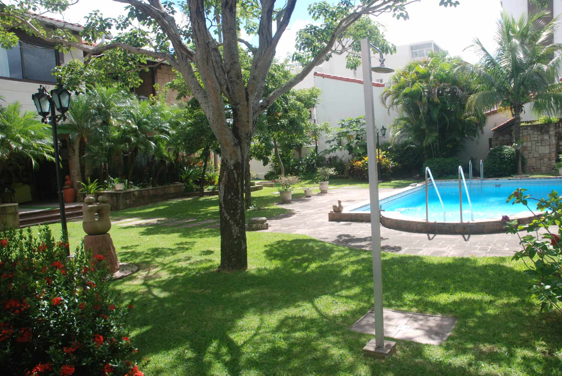 Casa en AlquilerBarrio Sirari 5 dormitorios 7 baños 2 parqueos Foto 1