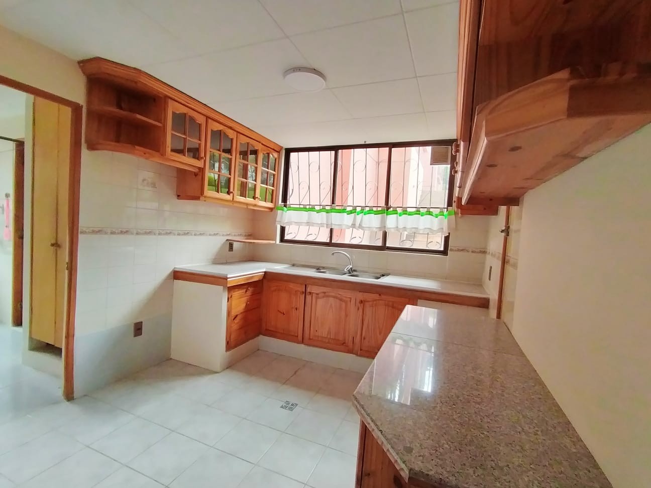 Departamento en AlquilerLos Pinos, frente a Impuestos Nacionales, zona los nuevos Pinos 3 dormitorios 4 baños 1 parqueos Foto 12