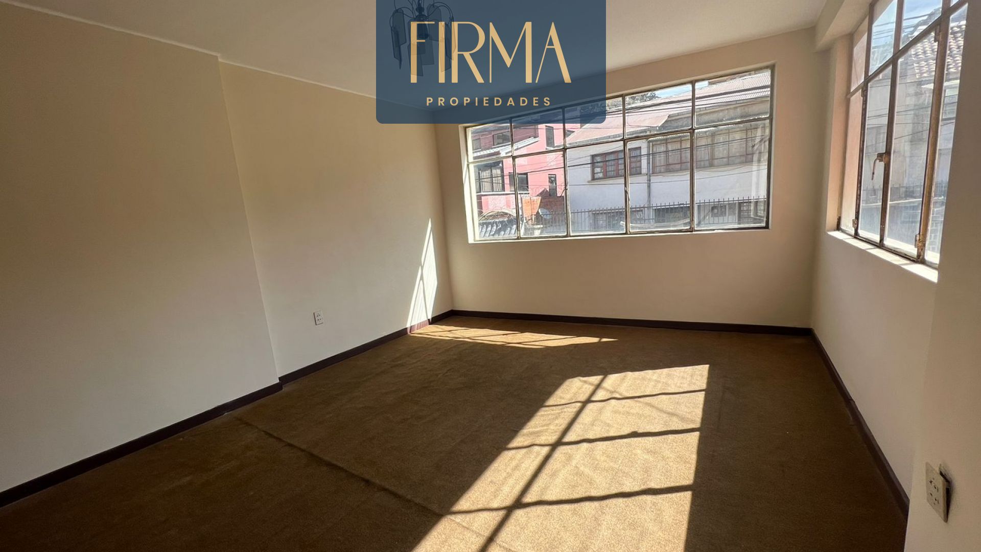 Casa en VentaCOMPRA ESTA CASA EN MIRAFLORES 8 dormitorios 5 baños 2 parqueos Foto 7