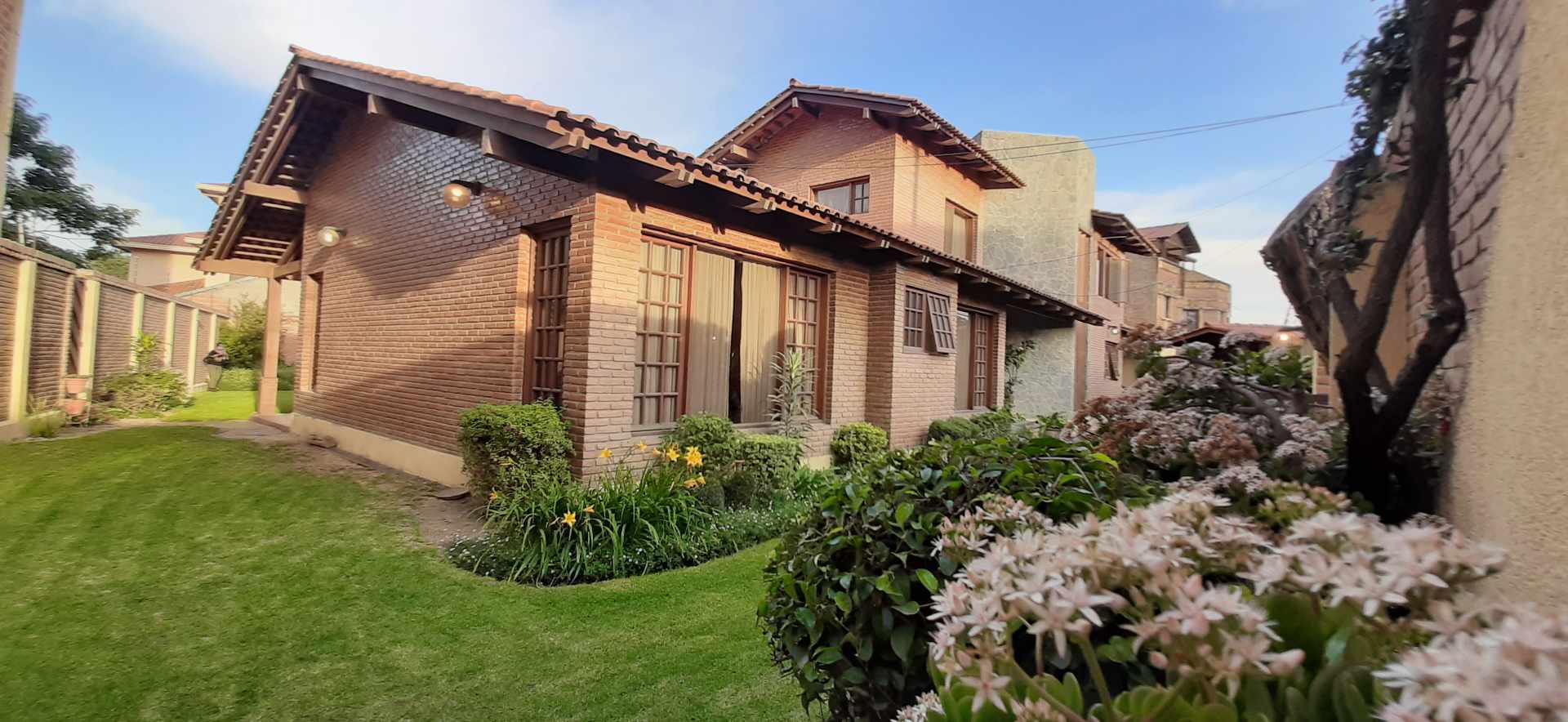 Casa en Sarco en Cochabamba 4 dormitorios 4 baños 3 parqueos Foto 1