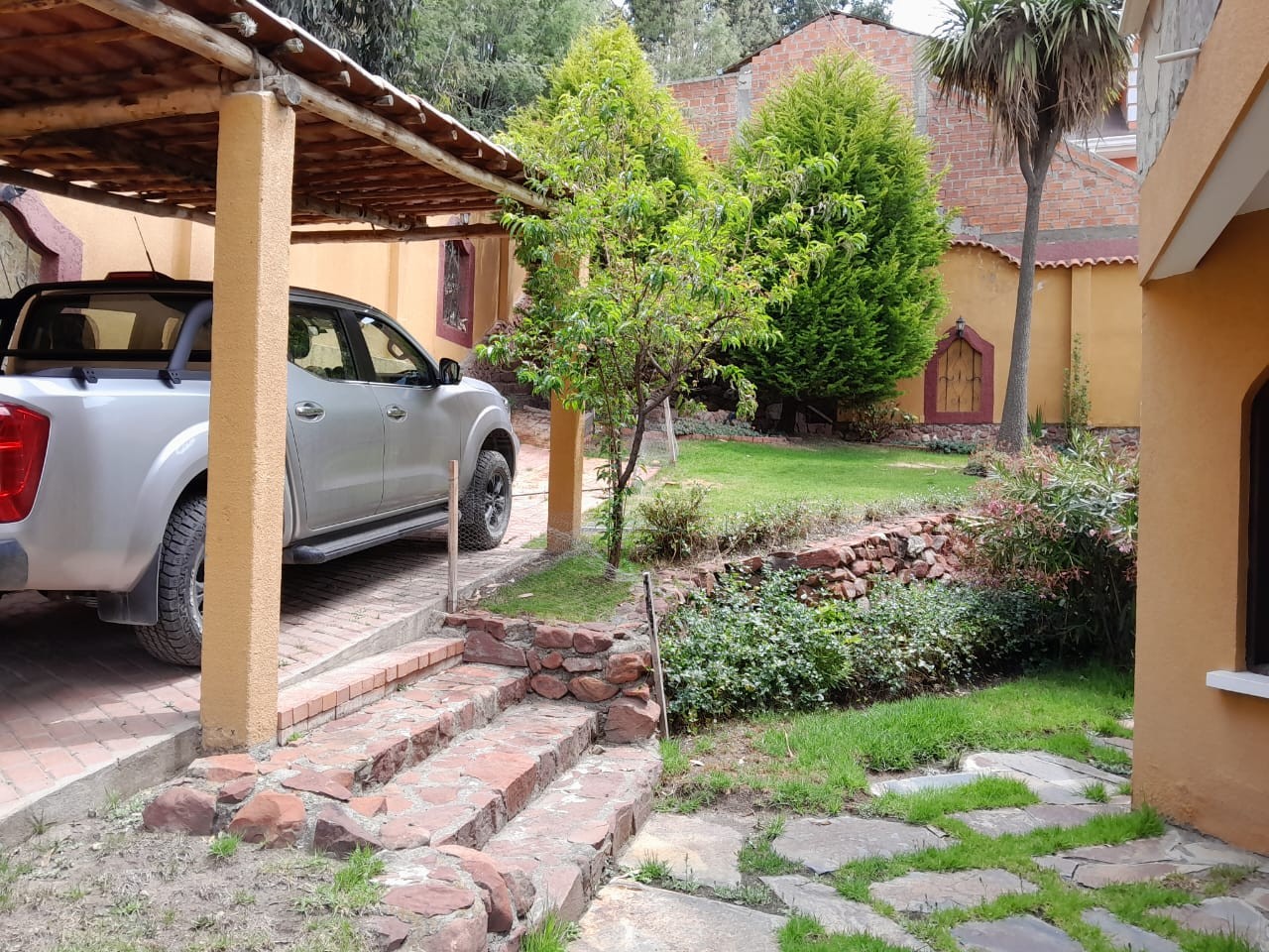 Casa en Achumani en La Paz 3 dormitorios 4 baños 5 parqueos Foto 3