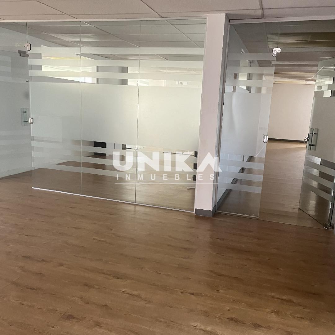 Oficina en AlquilerAMPLIA OFICINA SOLEADA EN LA MEJOR UBICACIÓN , ASCENSOR PRIVADO 4 AMBIENTES , SALA DE REUNIÓN. Foto 13