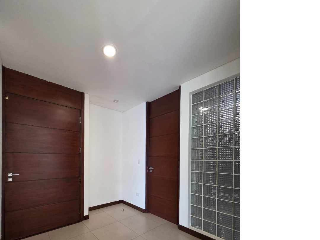 Departamento en AlquilerZona Norte 
6to. Anillo ( Av.Banzer y Beni)
Condominio Torres de  la Sierra 3 dormitorios 4 baños 1 parqueos Foto 12