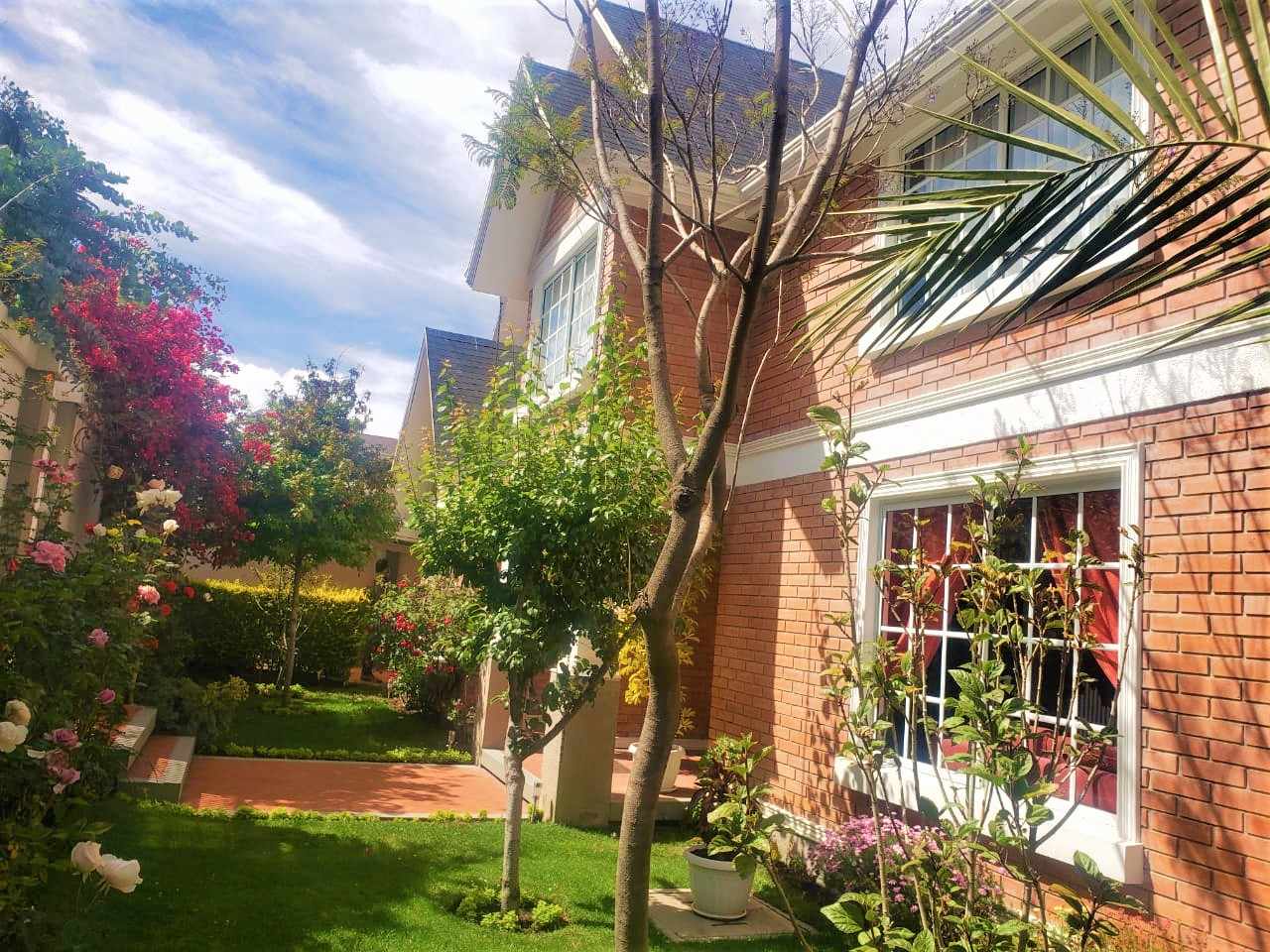 Casa en Achumani en La Paz 3 dormitorios 4 baños 4 parqueos Foto 2
