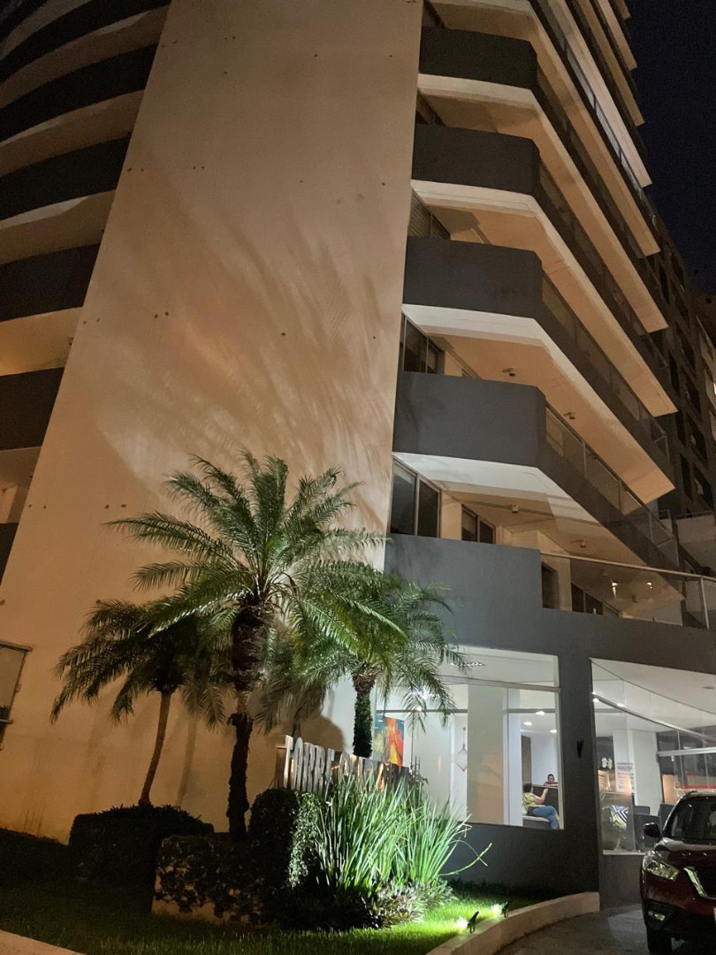 Departamento en AlquilerCalle Cochabamba, casi esquina Irala 2 dormitorios 3 baños 1 parqueos Foto 2