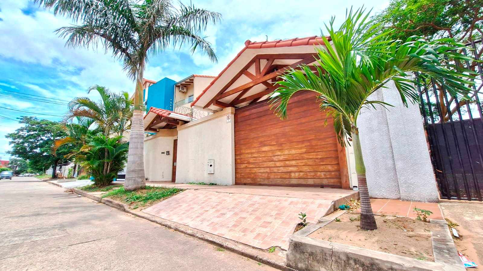 Casa <b>ZONA SUR SANTOS DUMONT - ENTRE 4to. Y 5to. ANILLO CASA EN VENTA</b> Foto 1