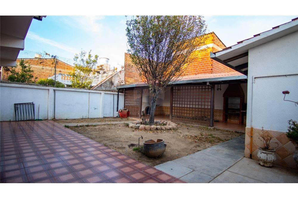 Casa en Noroeste en Cochabamba 5 dormitorios 3 baños 2 parqueos Foto 3