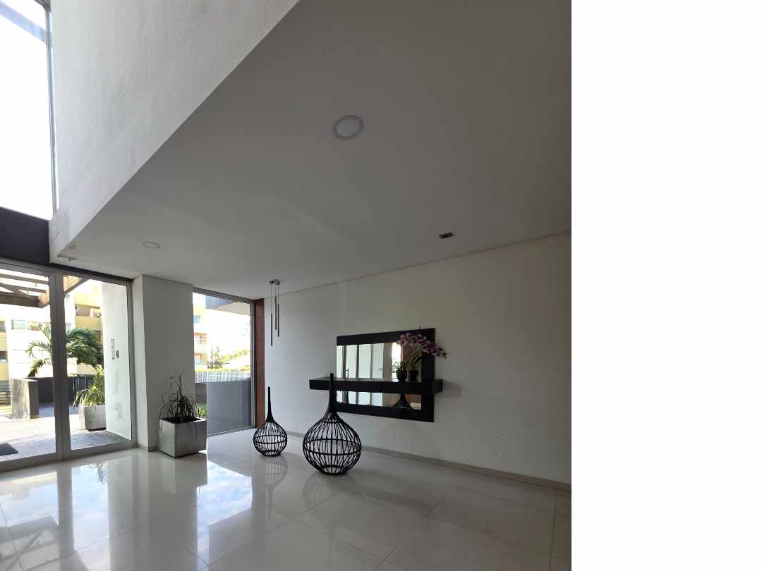 Departamento en AlquilerZona Norte 
6to. Anillo ( Av.Banzer y Beni)
Condominio Torres de  la Sierra 3 dormitorios 4 baños 1 parqueos Foto 21