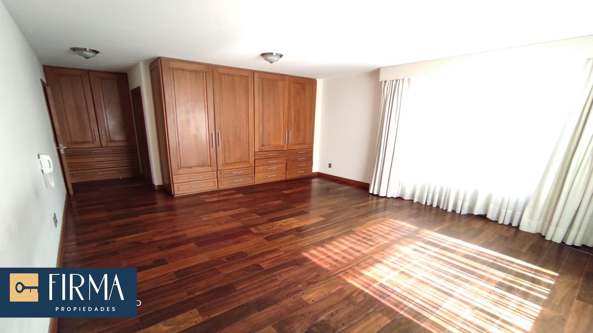 Departamento en AlquilerDEPARTAMENTO EN ALQUILER EN CALACOTO 3 dormitorios 4 baños 1 parqueos Foto 5