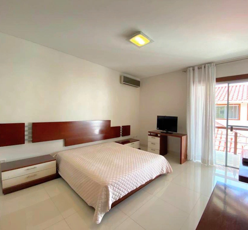 Casa en AnticréticoANTICRETICO
Zona Norte
Av. Alemana 2do y 3er anillo 4 dormitorios 4 baños 4 parqueos Foto 2