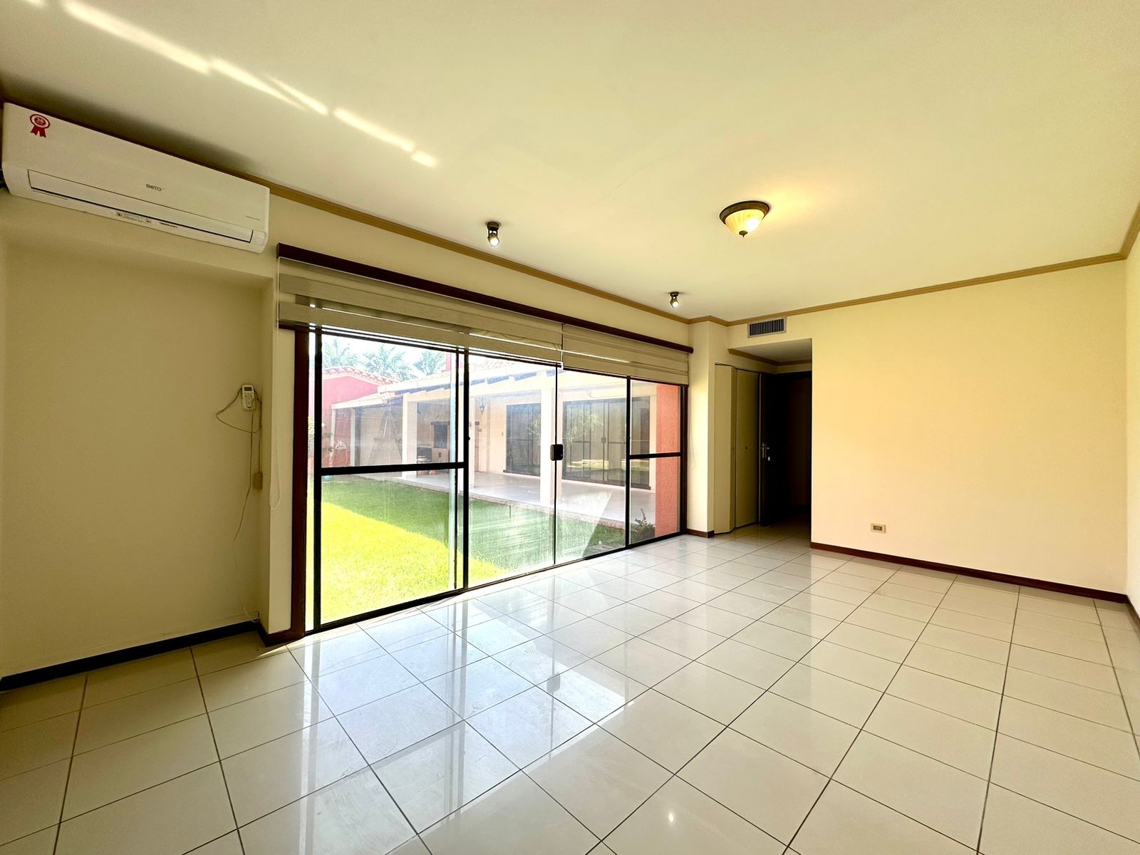Casa en AlquilerCONDOMINIO LA HACIENDA II ALQUILO CASA 4 dormitorios 5 baños 4 parqueos Foto 3