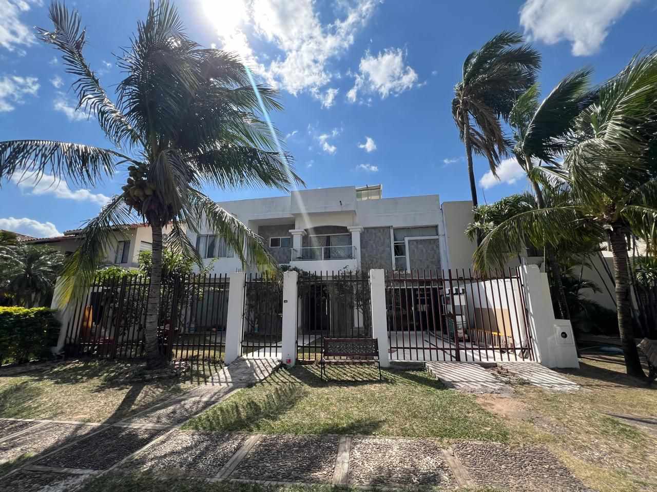 Casa en Entre 5to y 6to anillo Norte en Santa Cruz de la Sierra 4 dormitorios 4 baños 2 parqueos Foto 3