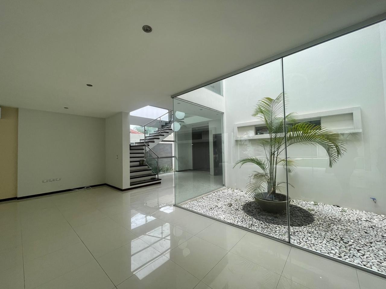 Casa en Entre 3er y 4to anillo Oeste en Santa Cruz de la Sierra 4 dormitorios 6 baños 4 parqueos Foto 20