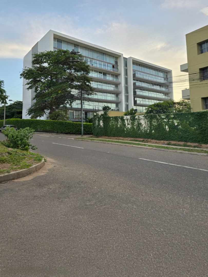 Departamento en AlquilerZona Norte 
6to. Anillo ( Av.Banzer y Beni)
Condominio Torres de  la Sierra 3 dormitorios 4 baños 1 parqueos Foto 34