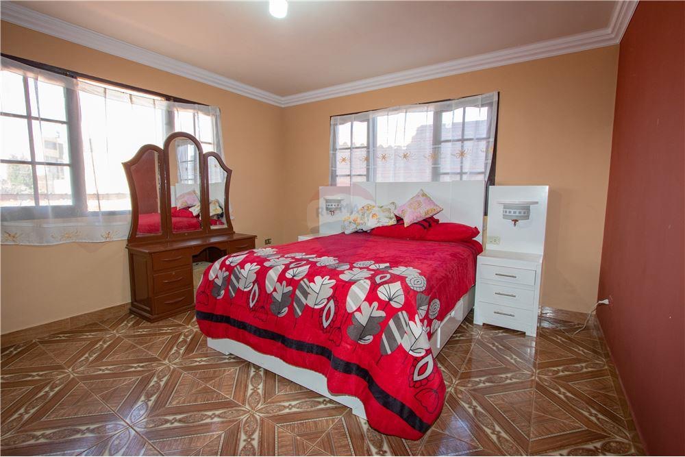 Casa en Sacaba en Cochabamba 6 dormitorios 4 baños 5 parqueos Foto 9