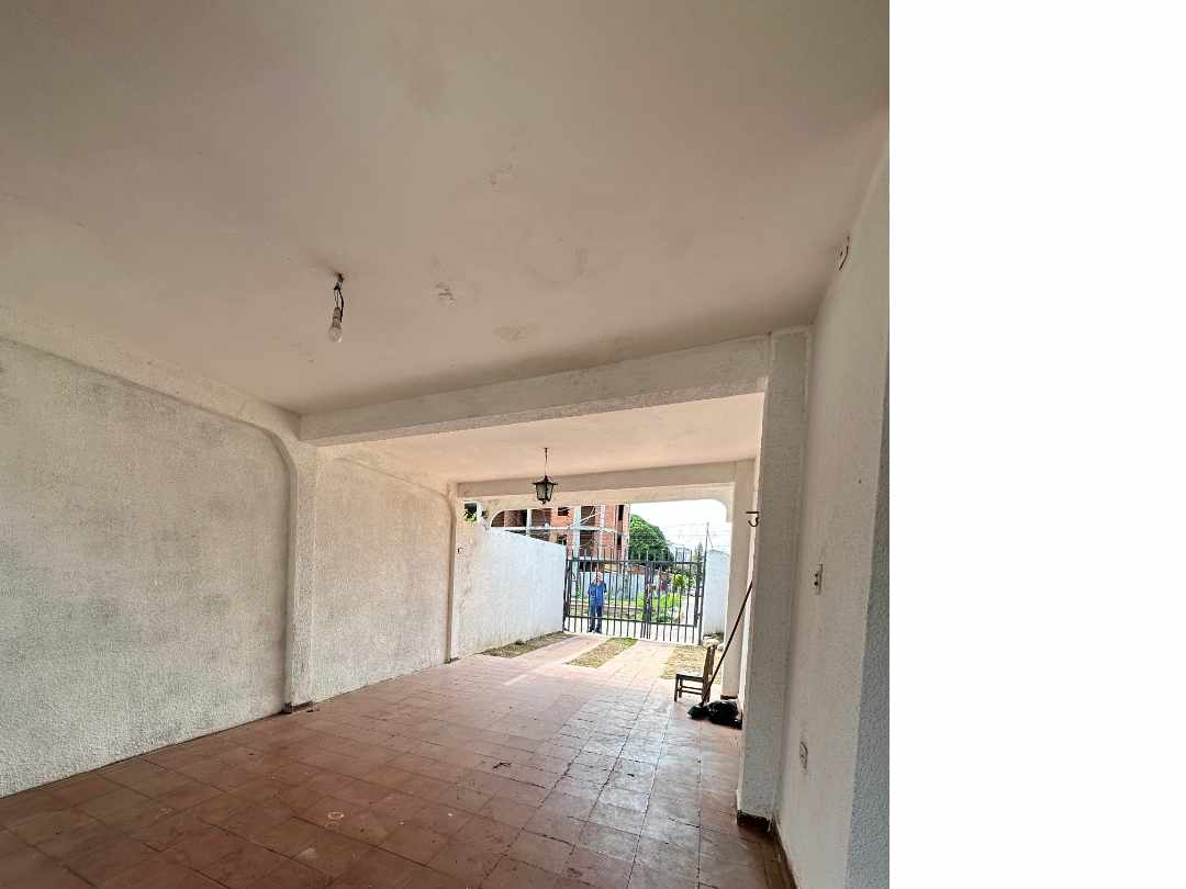 Casa en Alquiler[CASA INDEPENDIENTE EN ALQUILER PARA OFICINAS O VIVIENDA PET FRIENDLY | SOBRE AV. RADIAL 27, entre 3er. y 4to. Anillo] 3 dormitorios 2 baños 3 parqueos Foto 4