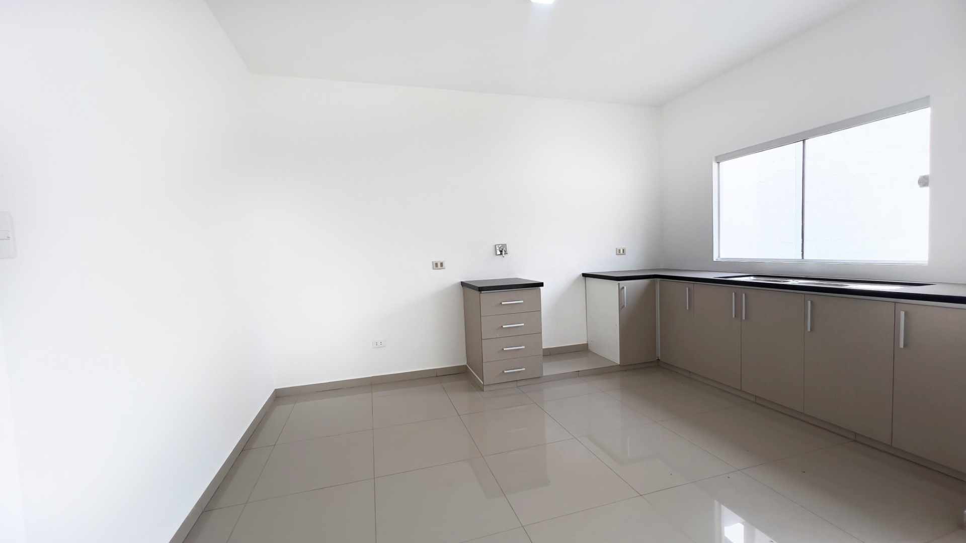 Casa en VentaCasa en venta Zona Av. Santos Dumont 3 dormitorios 3 baños 2 parqueos Foto 5
