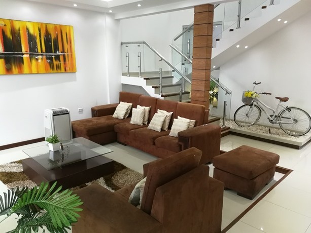 Casa en Doble vía La Guardia en Santa Cruz de la Sierra 4 dormitorios 4 baños 4 parqueos Foto 2