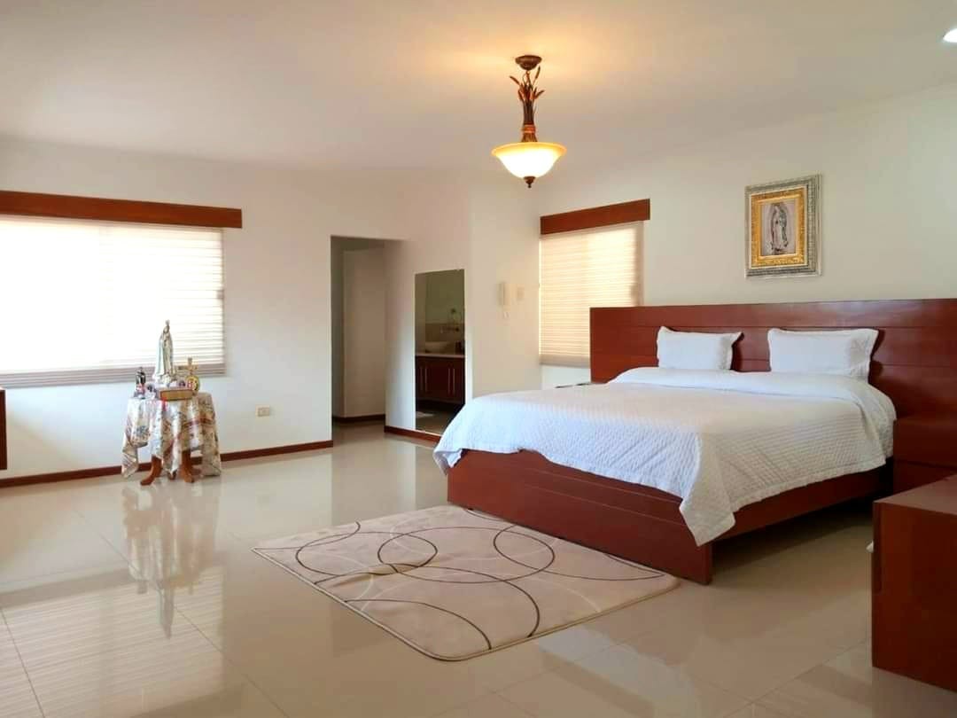 Casa en AlquilerAv  pirai 4to anillo 
Bellísima CASA AMOBLADA  de 4 DORMITORIOS  4 dormitorios 6 baños 2 parqueos Foto 22