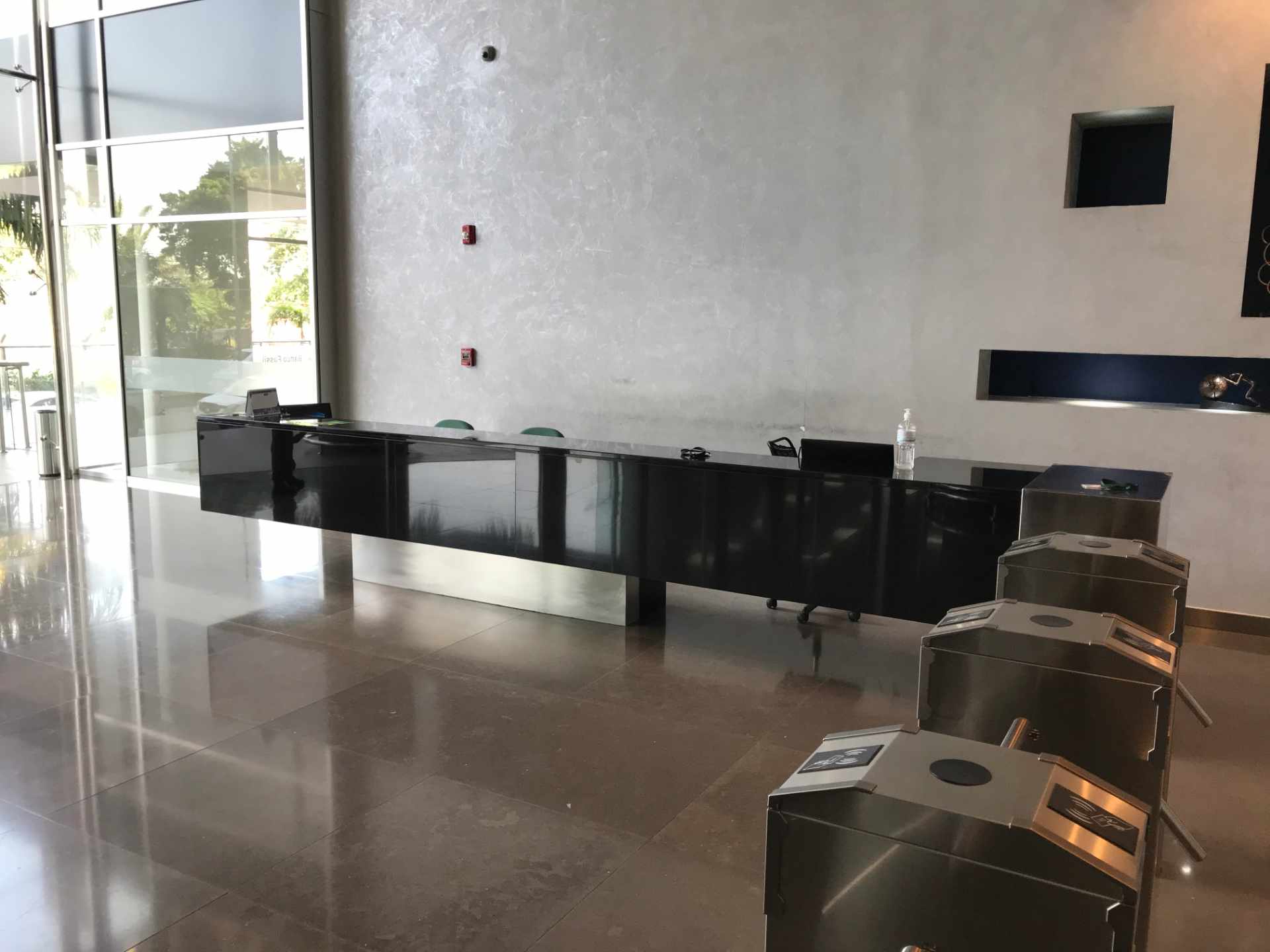 Oficina en AlquilerUrubó Business Center piso 5, en la entrada del Urubó, lado del hotel Radisson. 4 dormitorios 2 baños 2 parqueos Foto 19