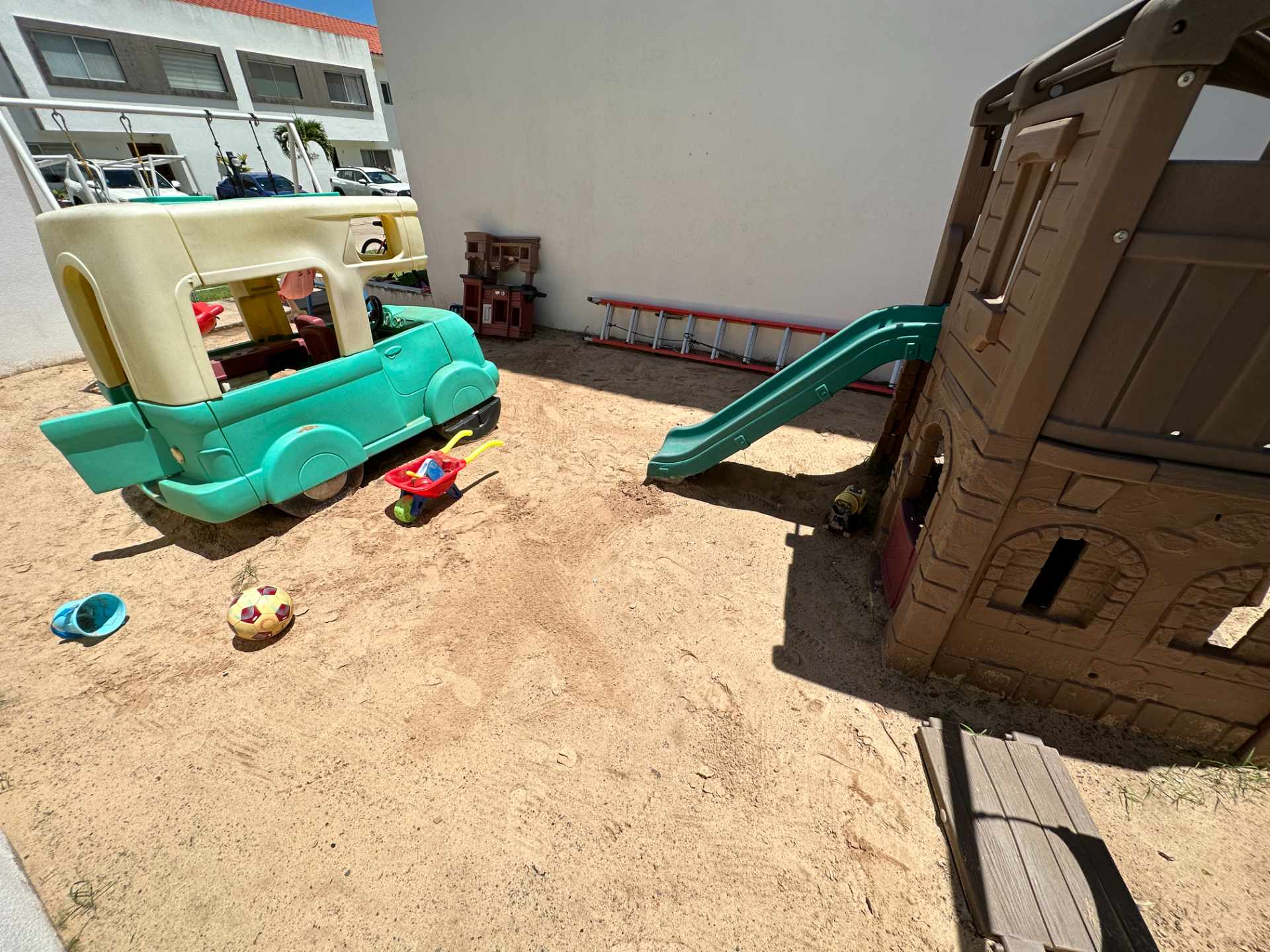 Casa en Entre 4to y 5to anillo Oeste en Santa Cruz de la Sierra 4 dormitorios 4 baños 2 parqueos Foto 5