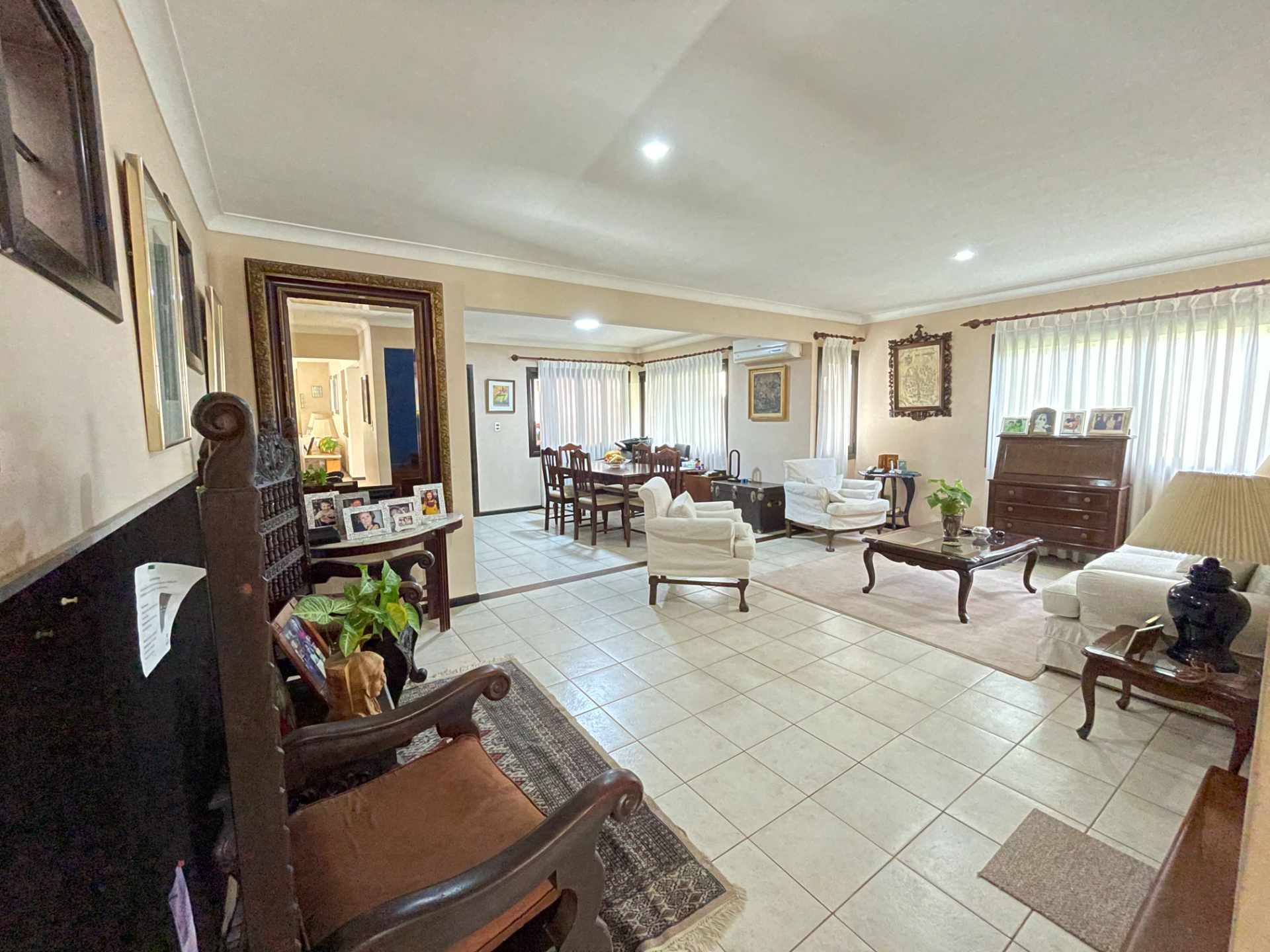 Casa en Entre 4to y 5to anillo Oeste en Santa Cruz de la Sierra 3 dormitorios 6 baños 4 parqueos Foto 19