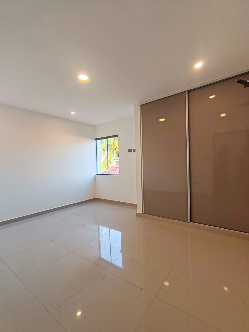 Casa en VentaZONA OESTE
AV. Piraí y Rad. 17½
Casa Independiente  3 dormitorios 3 baños 2 parqueos Foto 8