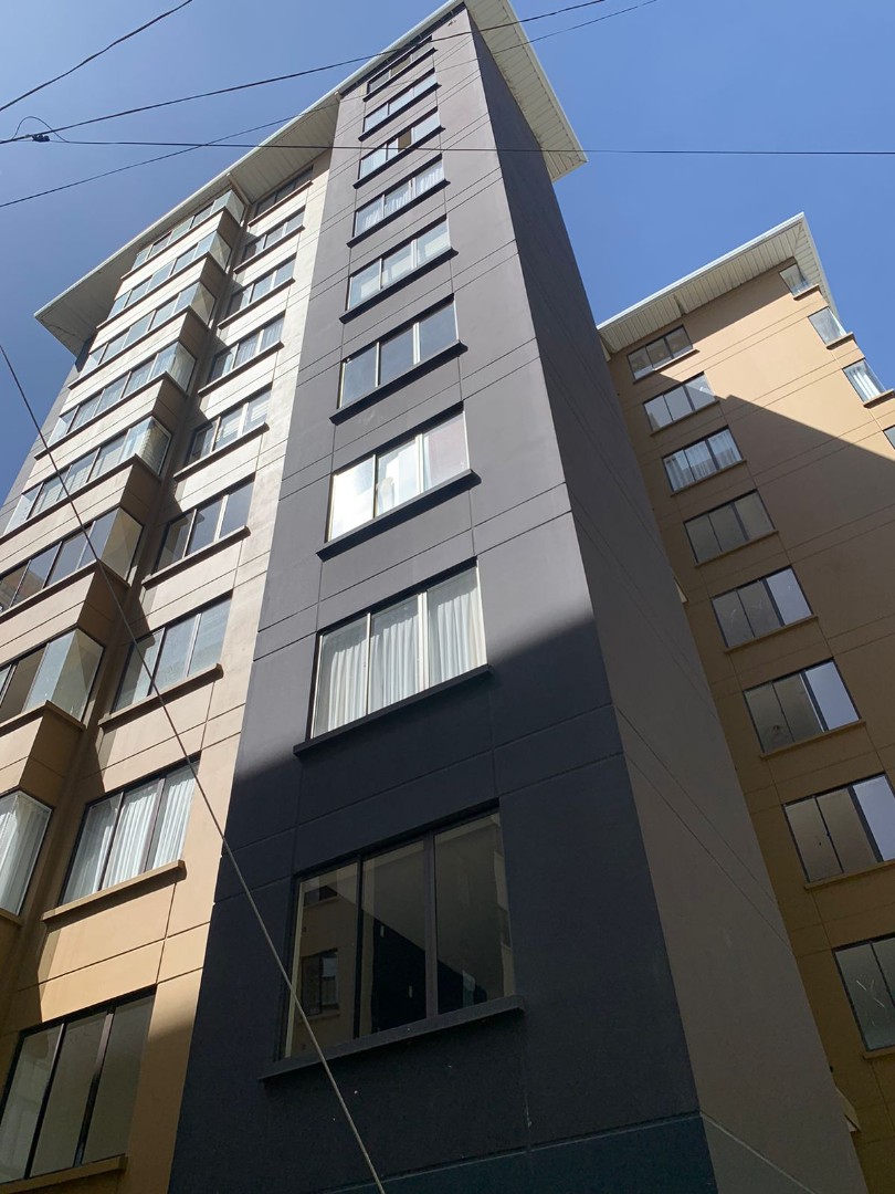 Departamento en Los Pinos en La Paz 3 dormitorios 5 baños 1 parqueos Foto 2