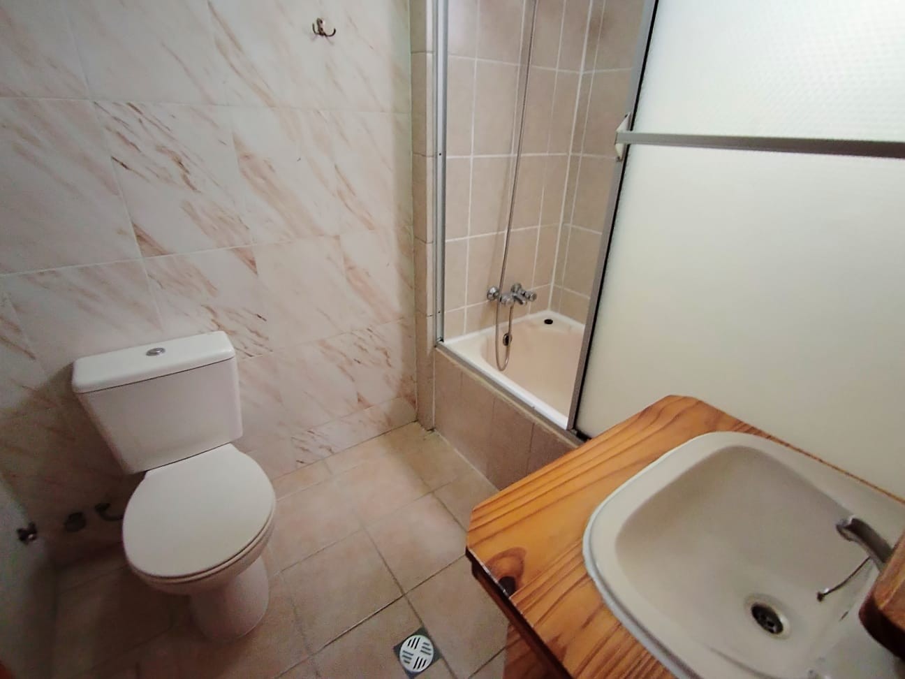 Departamento en AlquilerLos Pinos, frente a Impuestos Nacionales, zona los nuevos Pinos 3 dormitorios 4 baños 1 parqueos Foto 7