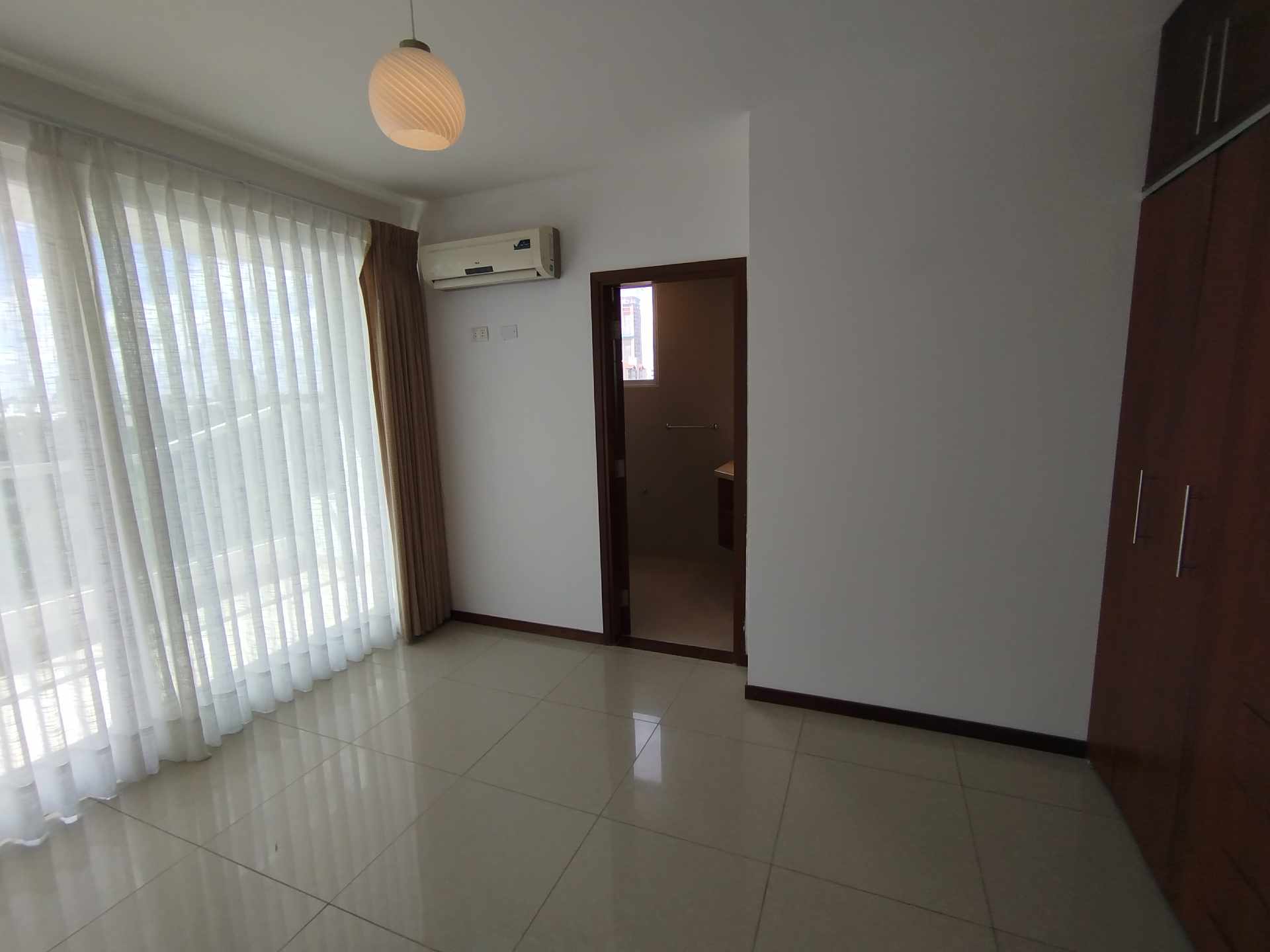 Departamento en Alquiler[CONDOMINIO FINOT| EQUIPETROL] ALQUILER AMPLIO DEPARTAMENTO 2 SUITES SIN MUEBLES CON BALCON PET FFRIENDLY Foto 6