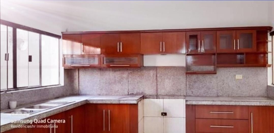 Casa en VentaEN VENTA 345. 300 $ o ALQUILER 1500$us
Av. Centenario 3 y 4 anillo. 
Linda Casa Amplia, Cómoda y Céntrica. 
Cerca de Universidades y Colegios.  5 dormitorios 4 baños 2 parqueos Foto 12