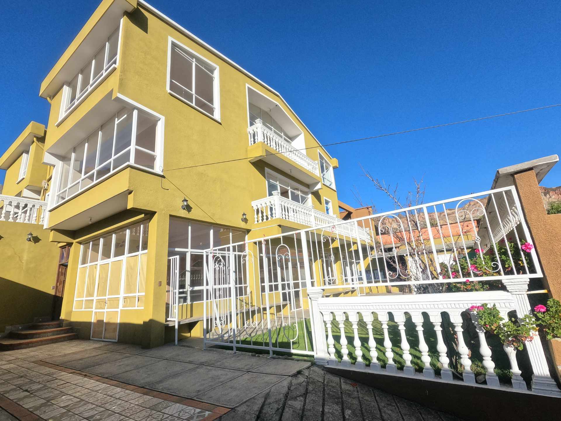 Casa DUEÑO ALQUILA CASA AMPLIA FRENTE AL MERCADO Y HOSPITAL LOS PINOS, ZONA SUR Foto 1