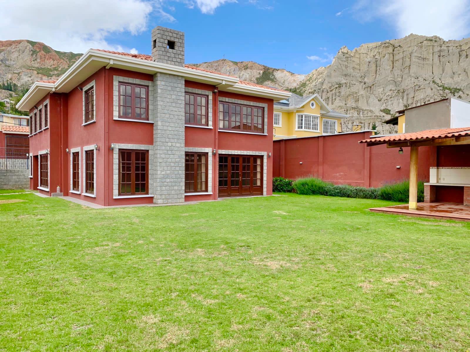 Casa en Auquisamaña en La Paz 3 dormitorios 4 baños 3 parqueos Foto 1