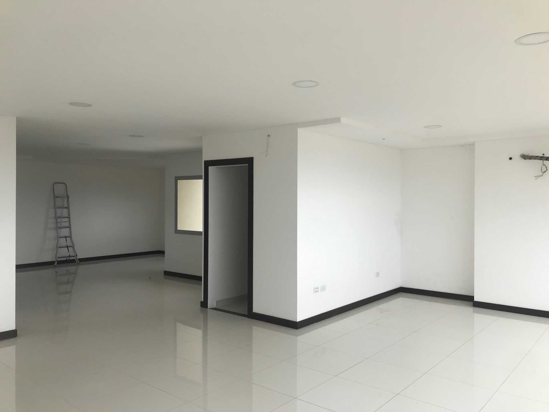 Oficina Torre Rubí [Av. Beni y 4to. Anillo], Oficina amplia dúplex en alquiler, con parqueo techado. 
[700$us. Facturado, Expensas incluidas] Apto para oficinas de bajo tráfico.  Foto 6