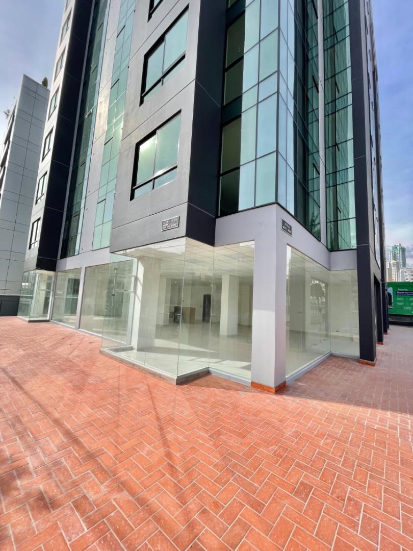 Local comercial Calle 17 de Calacoto Esquina Av. Julio Patiño #8083 Foto 3