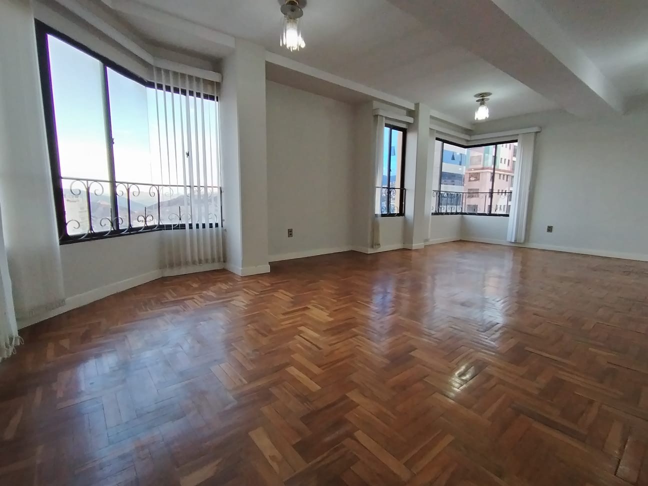 Departamento en Alquiler6 de agosto esquina campos , zona de San Jorge 4 dormitorios 3 baños 1 parqueos Foto 1