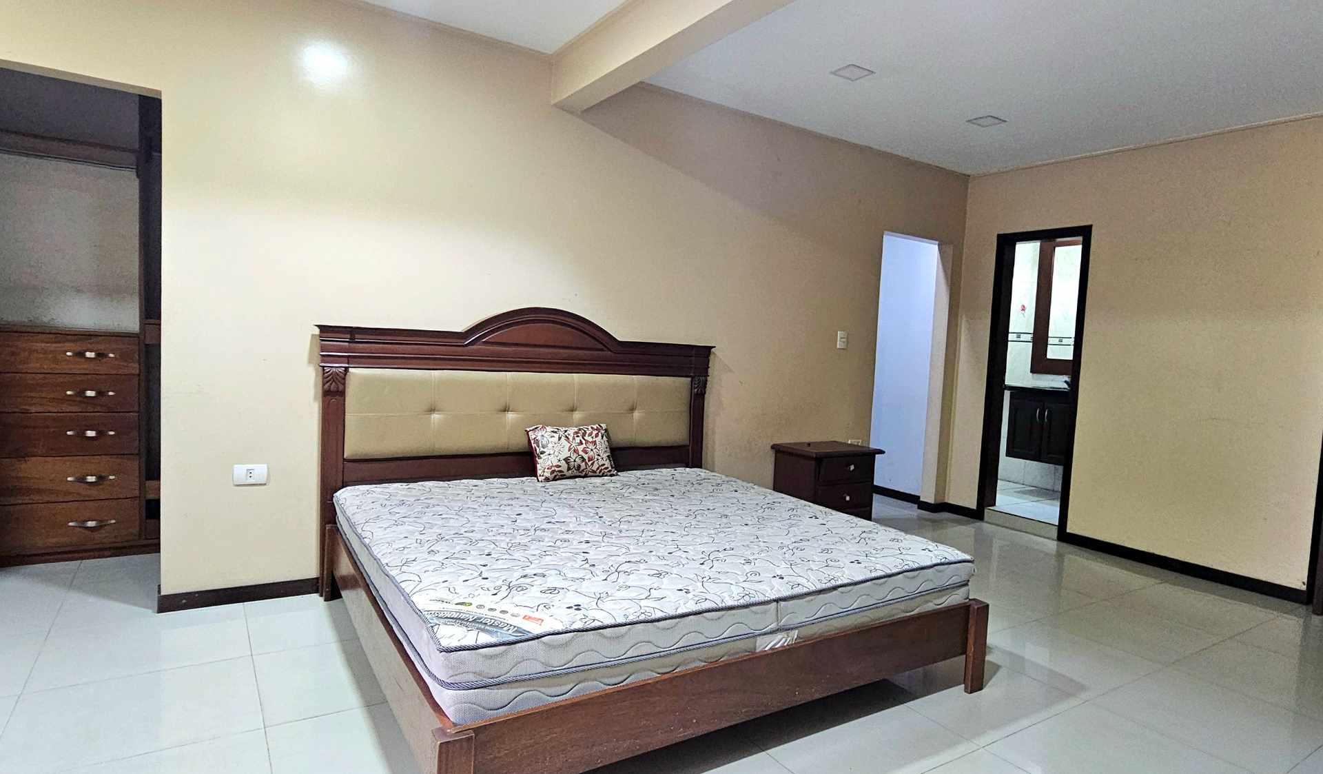 Departamento en AlquilerAv. Brasil 4to anillo 
Atrás del Hospital Guaracachi 

Dpto de 2 DORMITORIOS en Suite 

Bs. 3.000.- 2 dormitorios 2 baños 1 parqueos Foto 13
