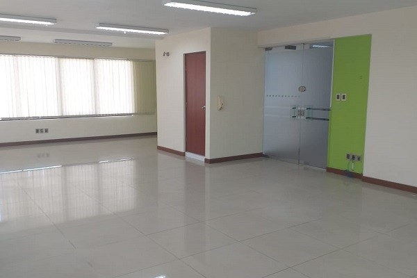 Oficina en VentaCalle Salamanca esquina calle J.C. Carrillo, - Edificio Cibeles, - Norte - Cochabamba, Cercado Foto 3