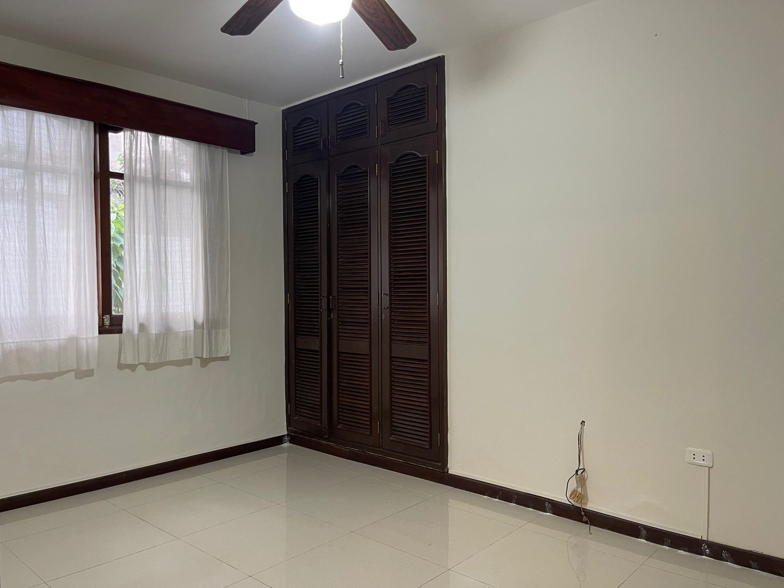 Casa en AlquilerAv. Beni y 2do Anillo - Distinguida y amplia casa de una planta 4 dormitorios 4 baños 3 parqueos Foto 18