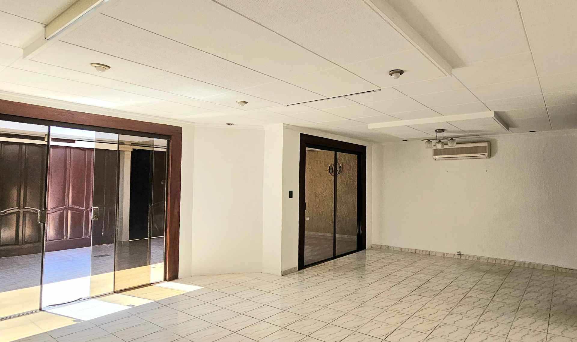 Casa Av. Roca Coronado 3er anillo- frente a la Feria exposición  Foto 18